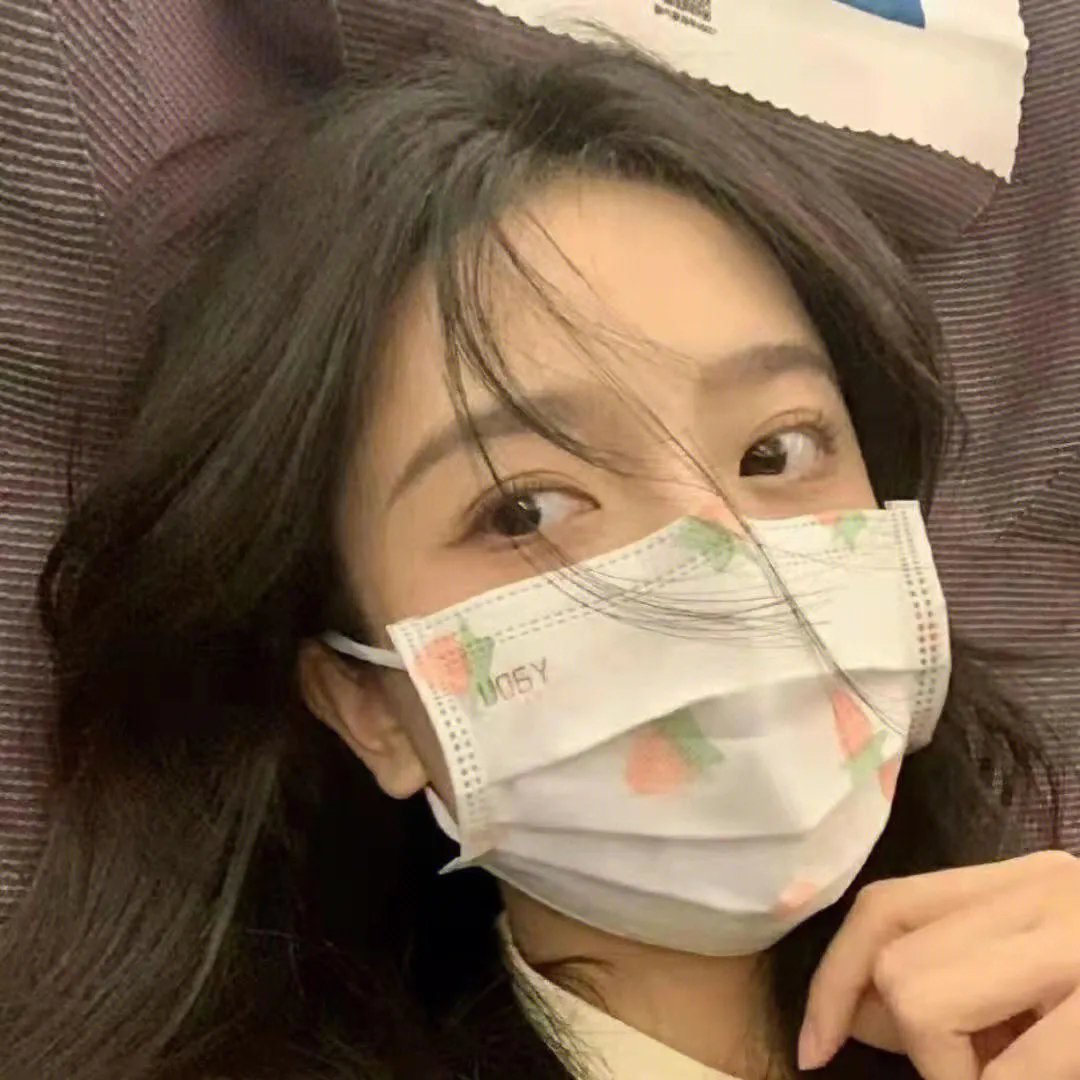 随盲柳入眠的女人